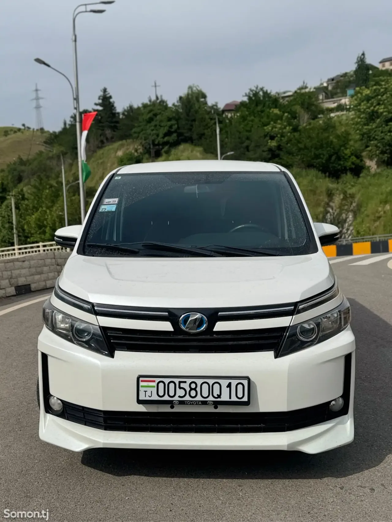 Toyota Voxy 2015 · 1.8 AT