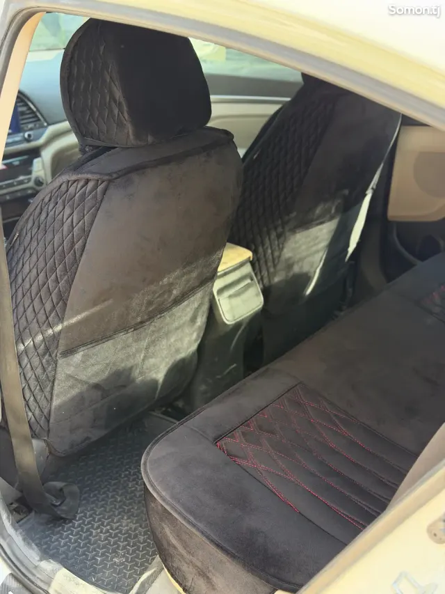 Hyundai Elantra 2017 · 2.0 AT