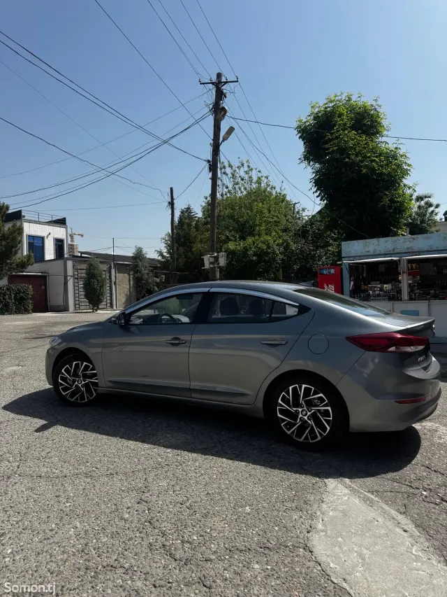 Hyundai Avante 2016 · 1.6 AT