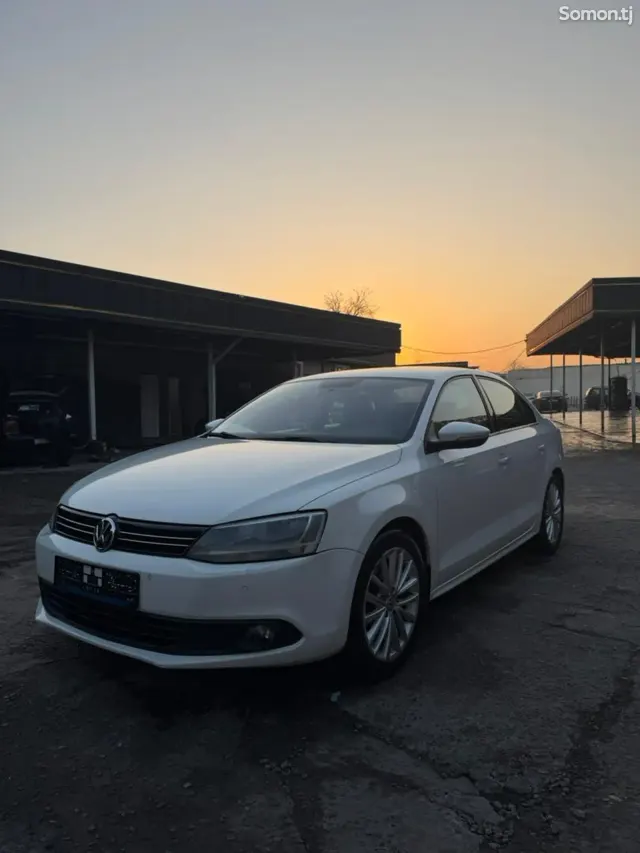 Volkswagen Jetta 2011 · 2.0 AT