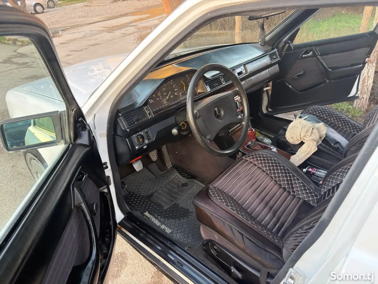 Mercedes-Benz W124 1988 · 2.0 MT