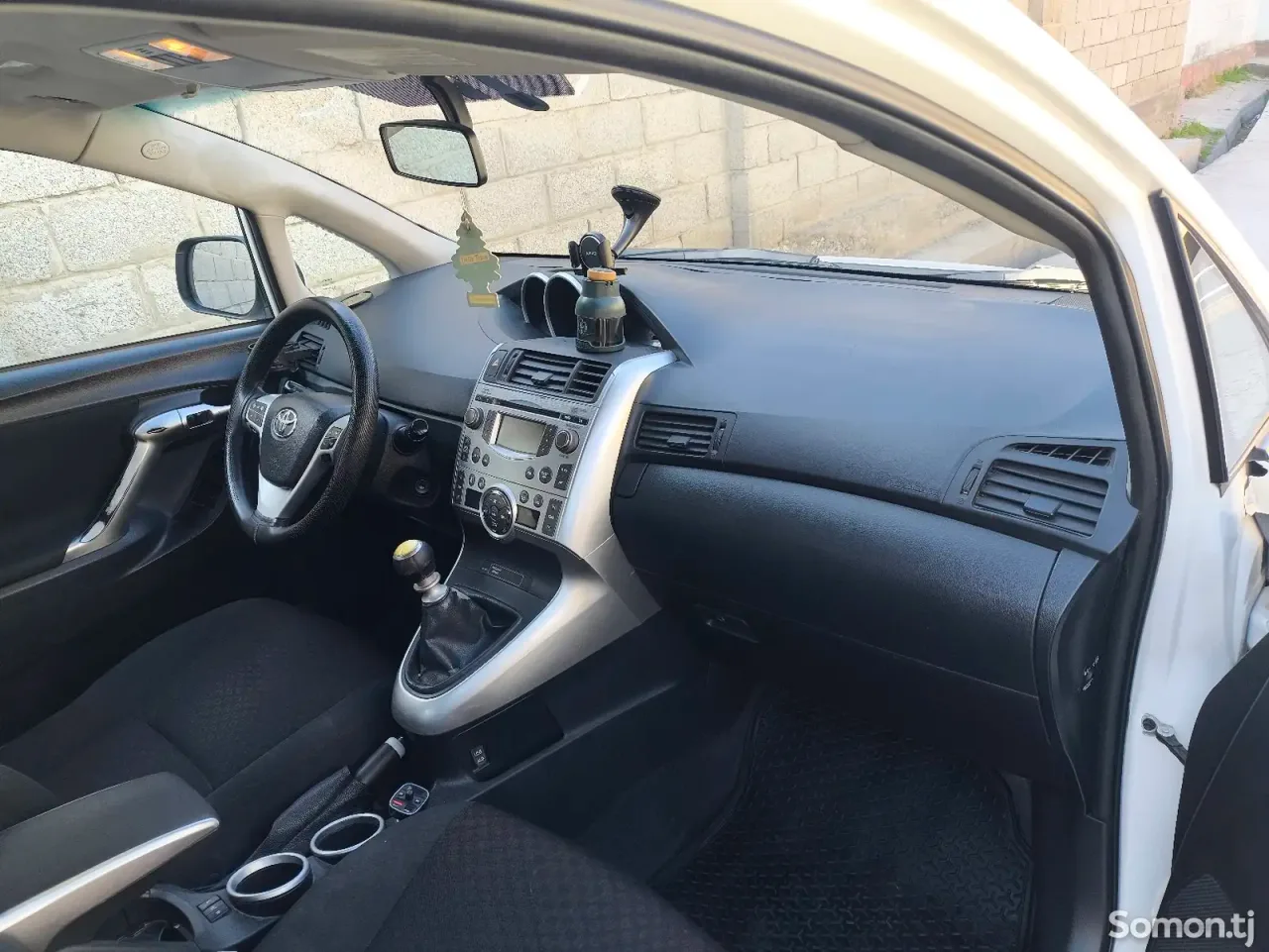 Toyota Verso 2011 · 2.0 MT