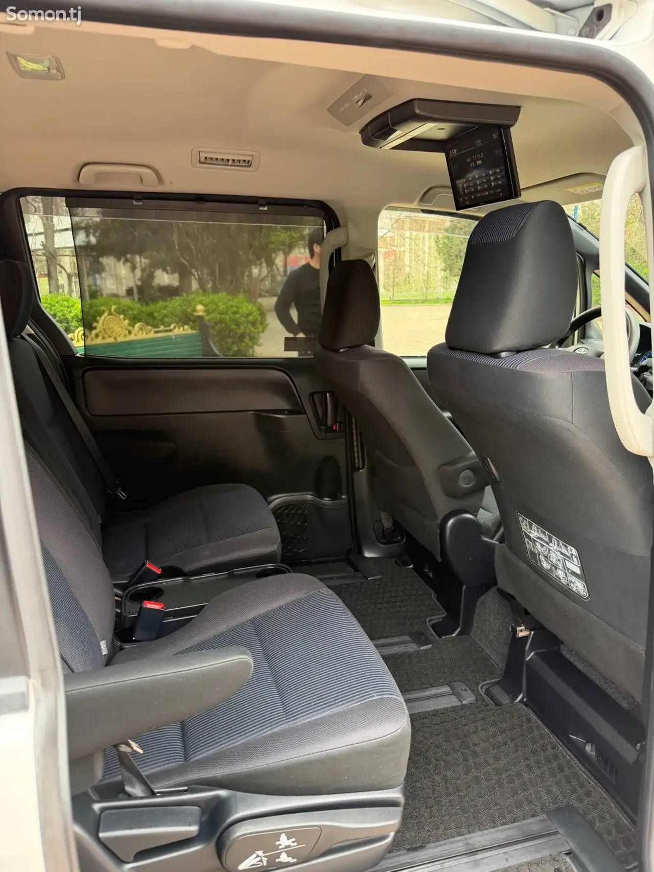 Toyota Voxy 2014 · 2.0 AT