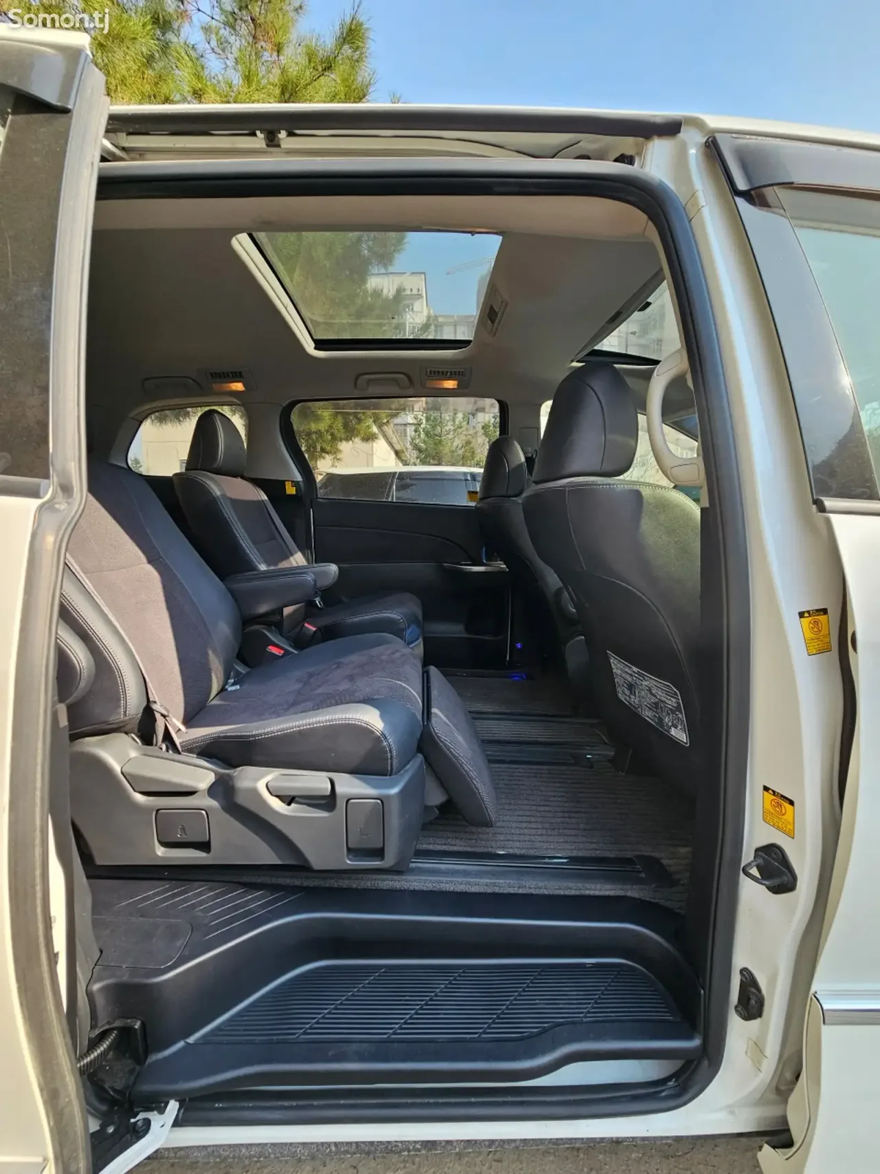 Toyota Estima 2014 · 2.4 AT