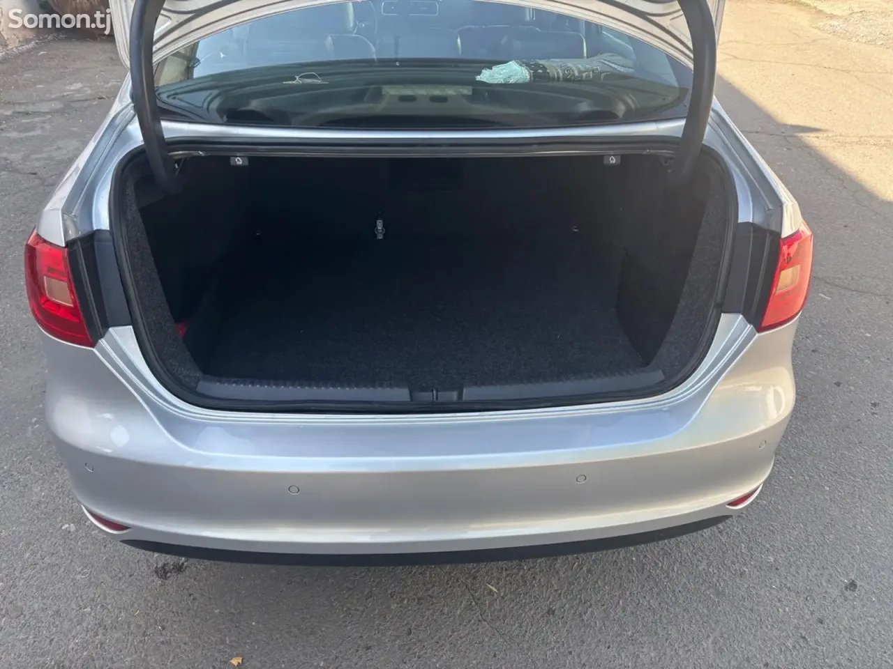 Volkswagen Jetta 2012 · 1.6 AT