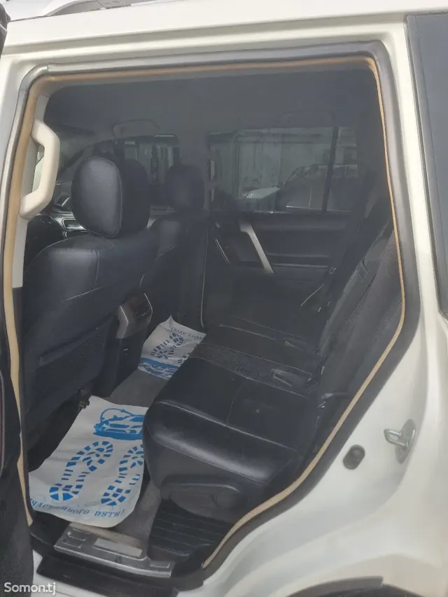 Toyota Land Cruiser Prado 2013 · 0.4 AT