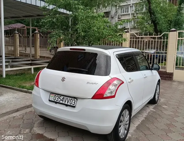 Suzuki Swift 2011 · AT