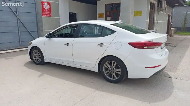 Hyundai Elantra 2017 · 2.0 AT