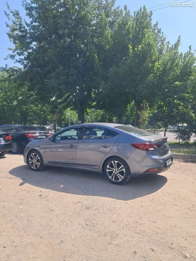 Hyundai Elantra 2019 · 1.8 AT
