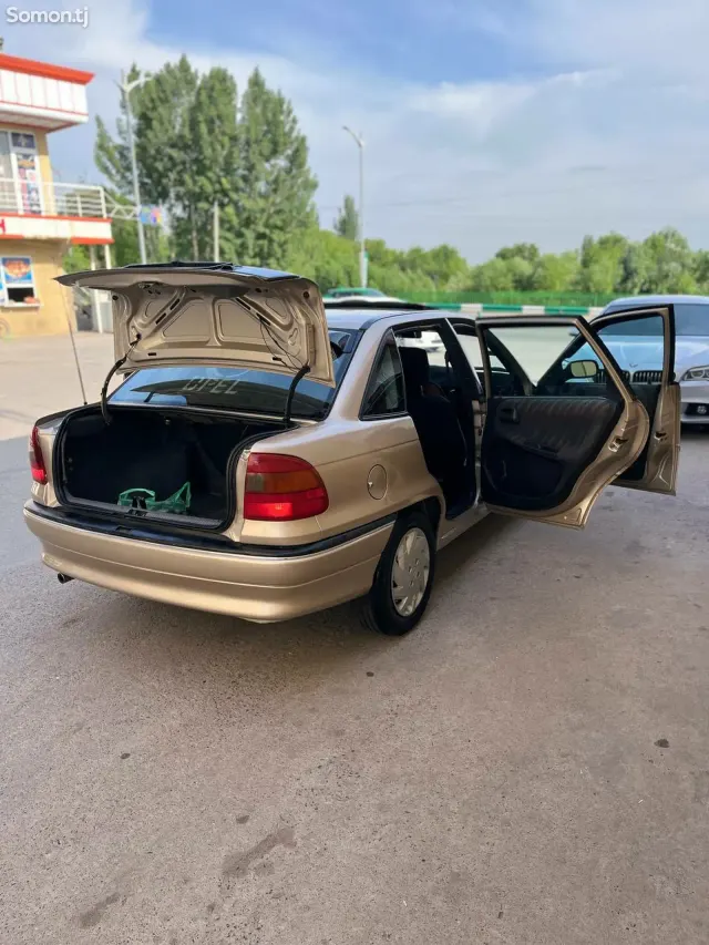 Opel Astra F 1997 · 1.6 MT