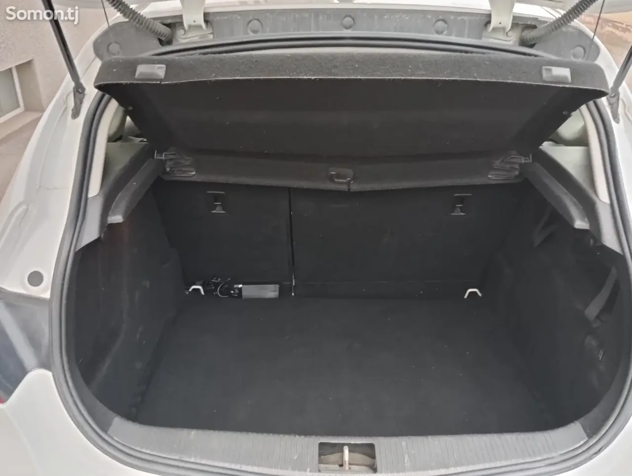 Opel Astra J 2011 · AT