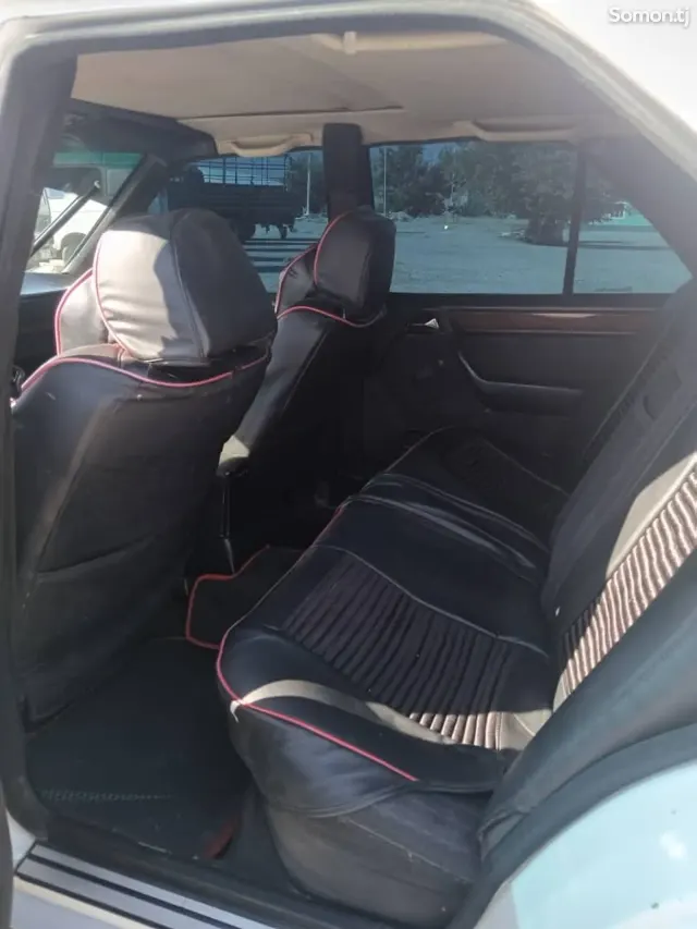 Mercedes-Benz W124 1990 · 2.0 MT