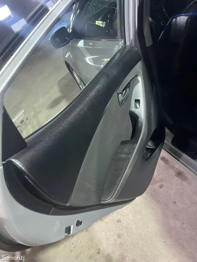 Hyundai Elantra 2015 · 1.8 AT
