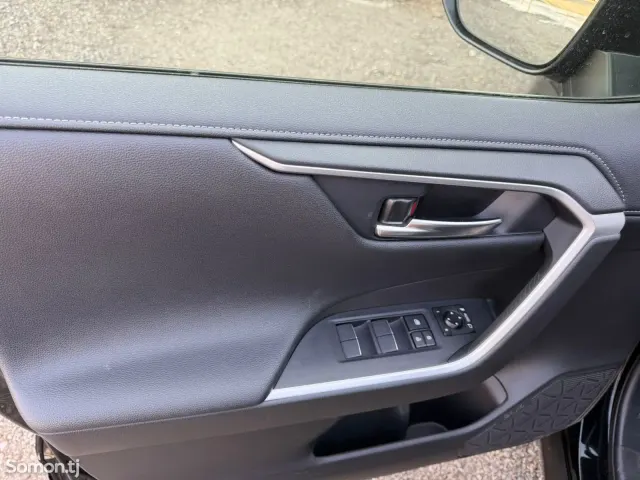 Toyota RAV 4 2021 · 2.5 AT