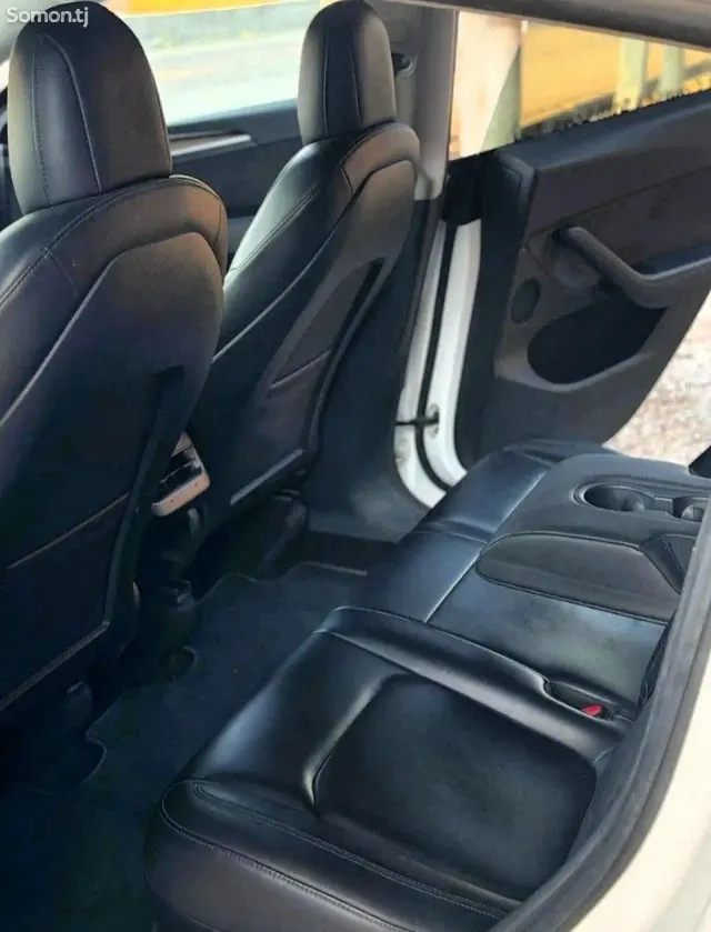 Tesla Model Y 2021 · AT