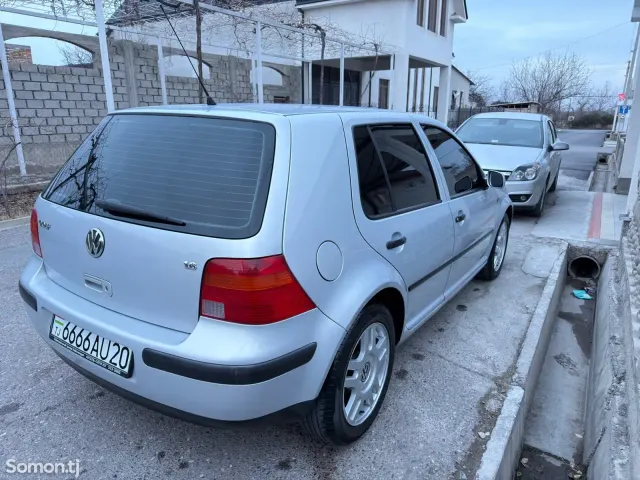 Volkswagen Golf 1999 · 1.6 AT