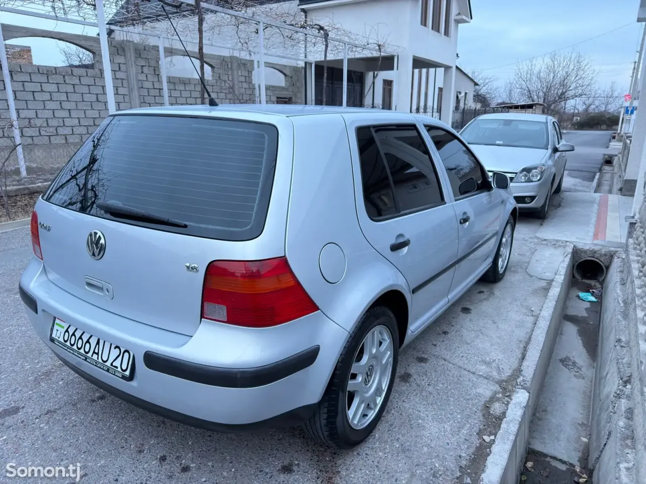 Volkswagen Golf 1999 · 1.6 AT