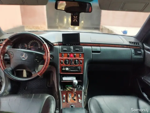 Mercedes-Benz E class 1995 · 2.3 AT