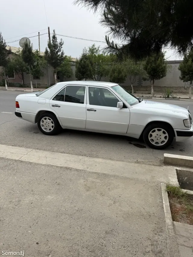 Mercedes-Benz W124 1991 · 2.0 MT