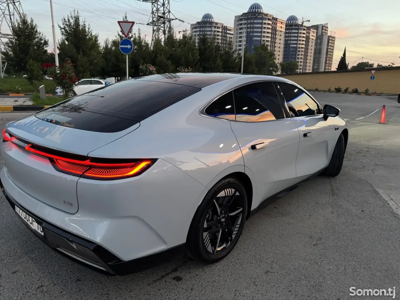 Geely Galaxy E8 2025 · AT