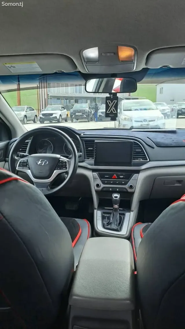 Hyundai Elantra 2016 · 2.0 AT