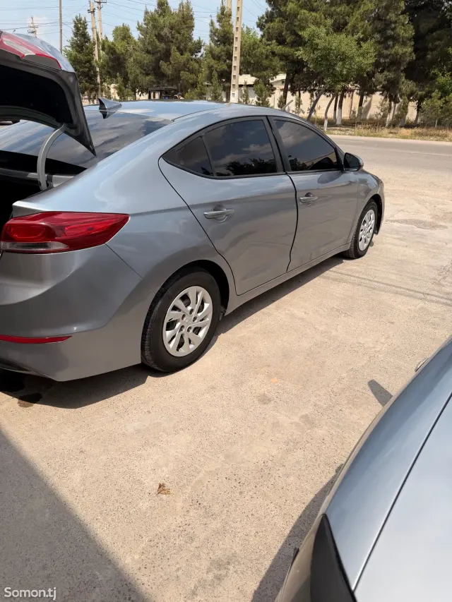 Hyundai Elantra 2017 · 2.0 AT