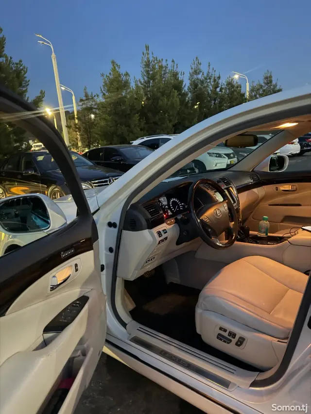 Lexus LS series 2009 · 4.6 AT