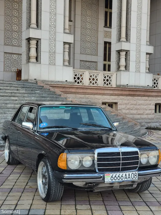 Mercedes-Benz W124 1981 · 2.4 MT