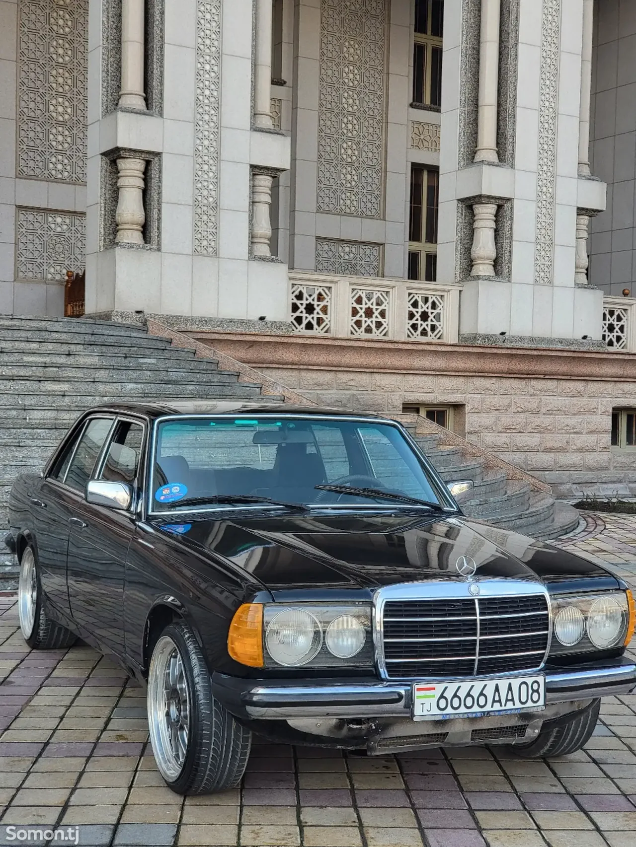 Mercedes-Benz W124 1981 · 2.4 MT