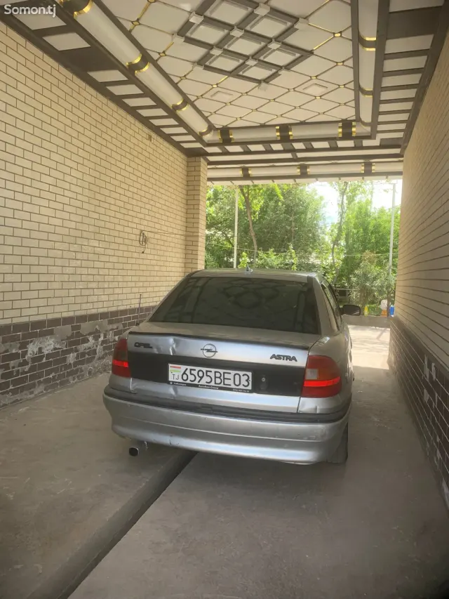 Opel Astra F 1992 · 1.6 MT