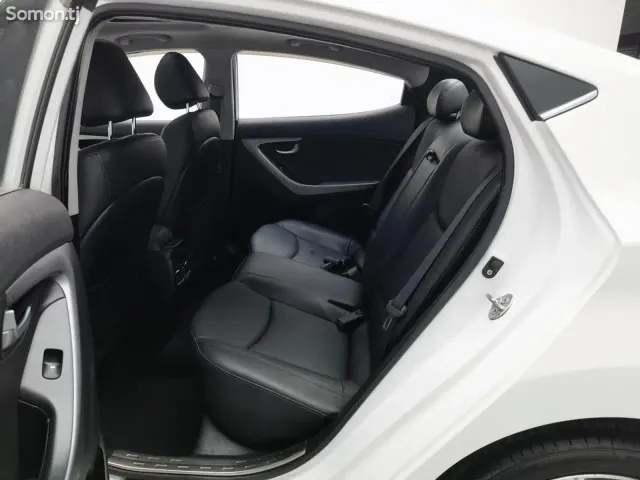 Hyundai Elantra 2015 · AT