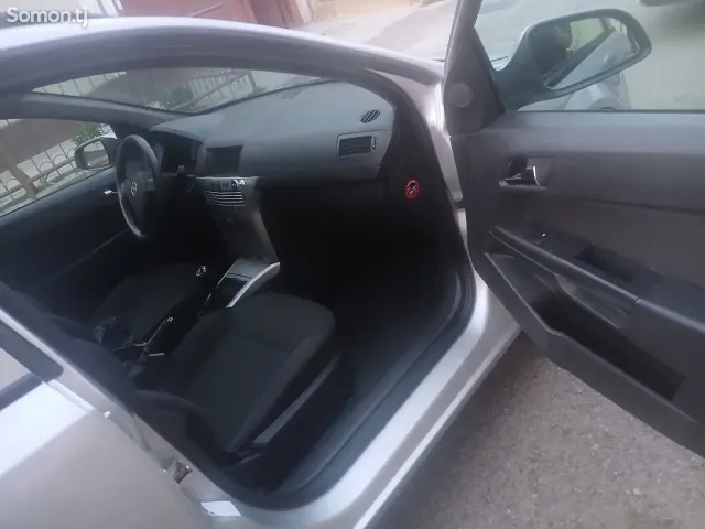 Opel Astra H 2009 · 1.6 MT
