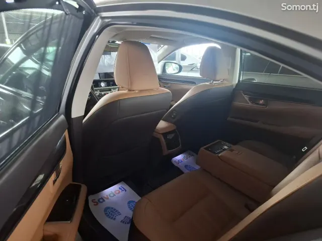 Lexus ES series 2017 · 2.5 AT