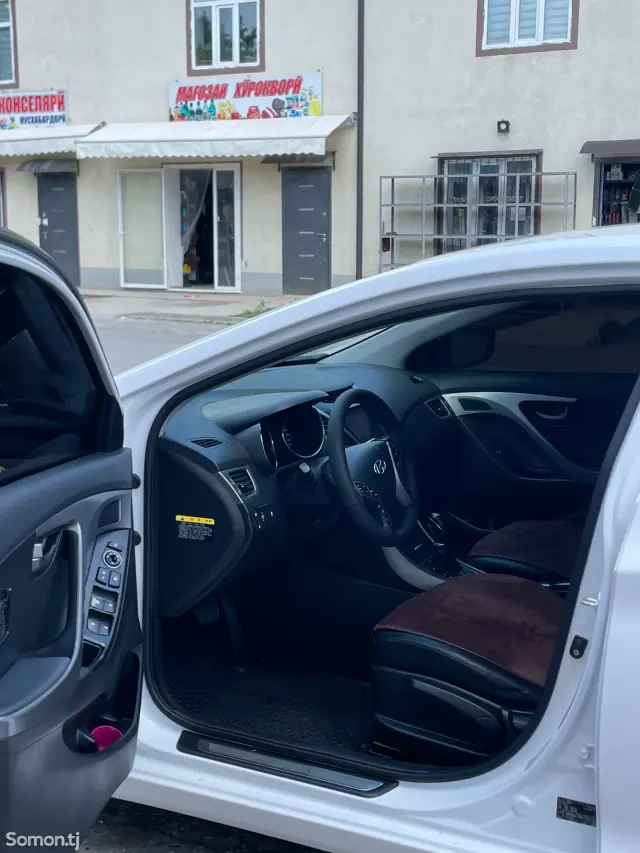 Hyundai Avante 2015 · 1.6 AT