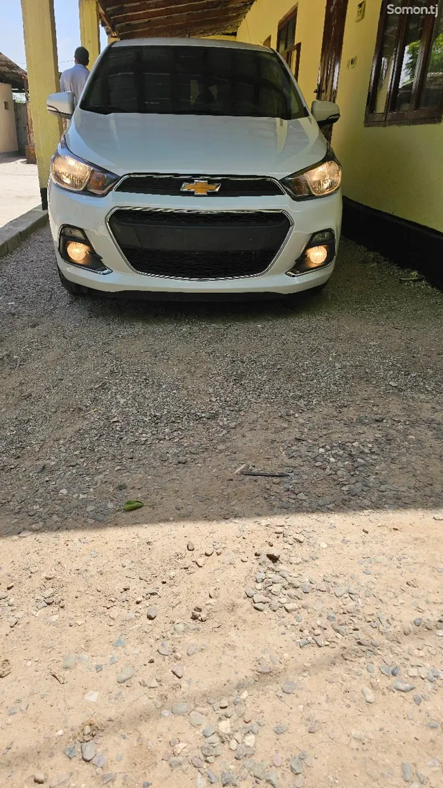 Chevrolet Spark 2015 · 1.1 AT