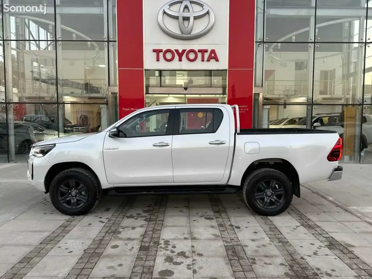 Toyota Hilux 2025 · 2.4 MT