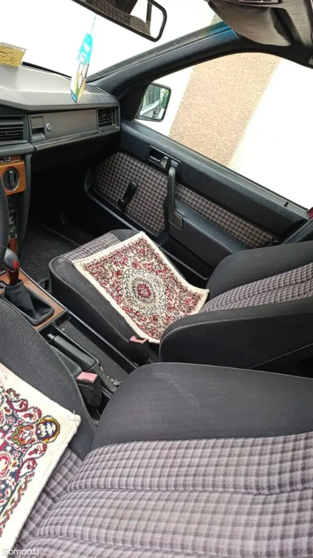 Mercedes-Benz W201 1991 · 1.8 MT