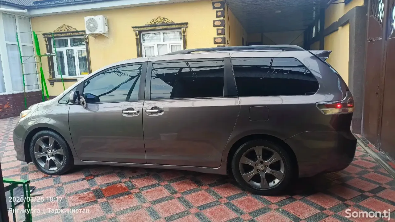 Toyota Sienna 2015 · 3.5 AT