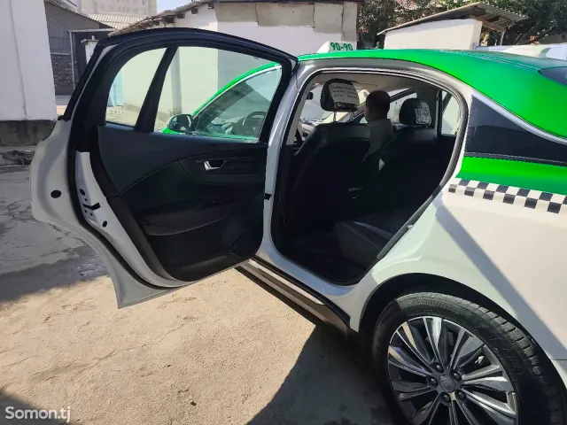 Hongqi E-QM5 2024 · AT
