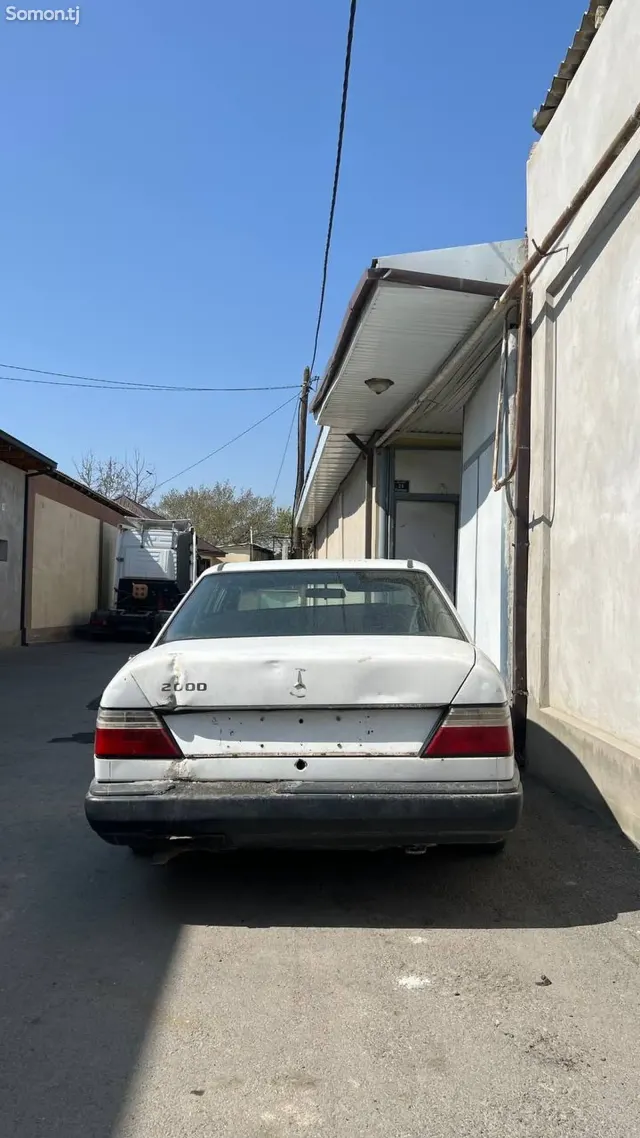 Mercedes-Benz W124 1989 · 2.0 MT