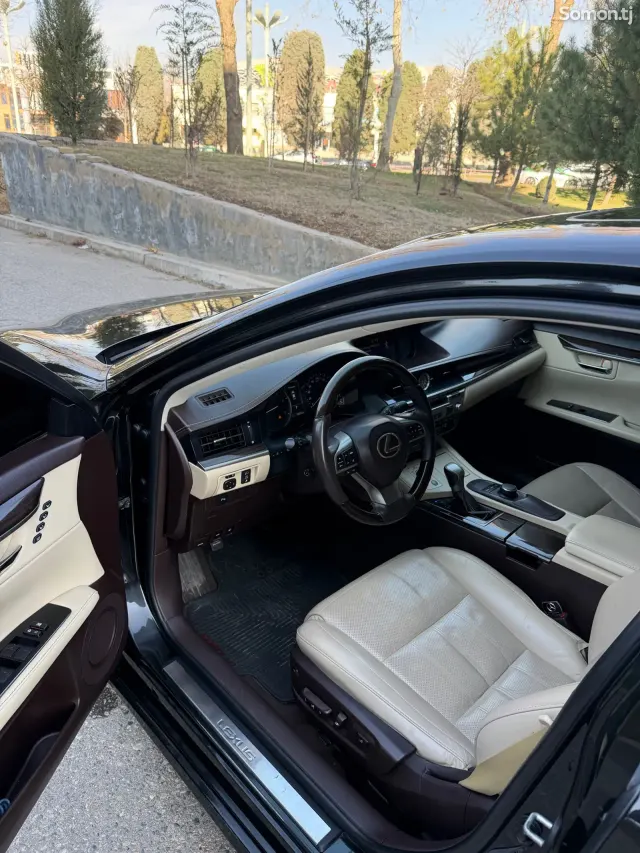 Lexus ES series 2017 · 2.5 AT