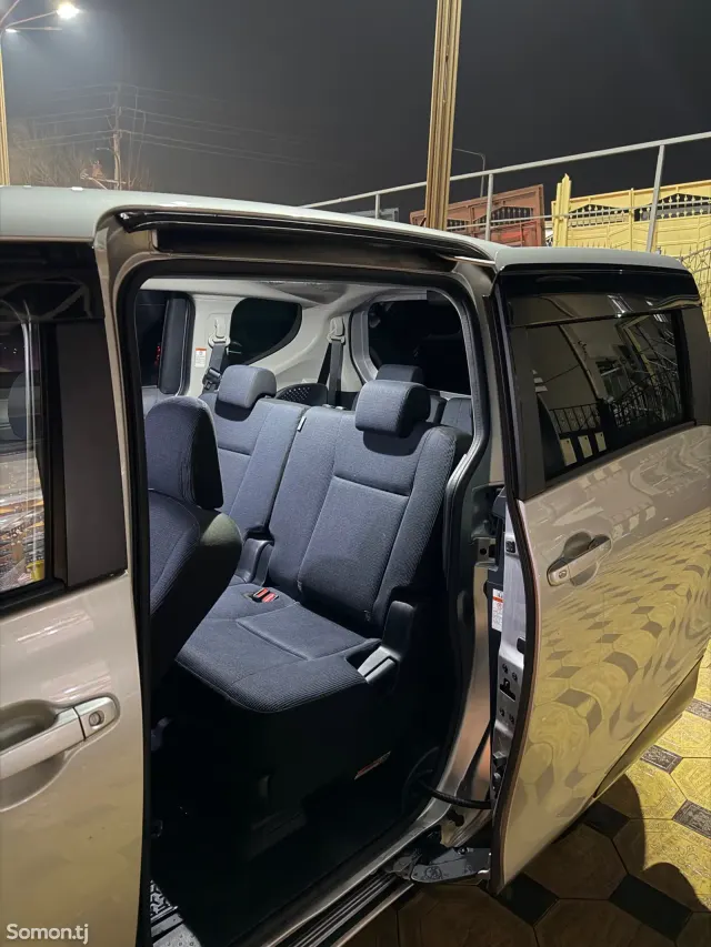 Toyota Sienta 2015 · 1.5 AT