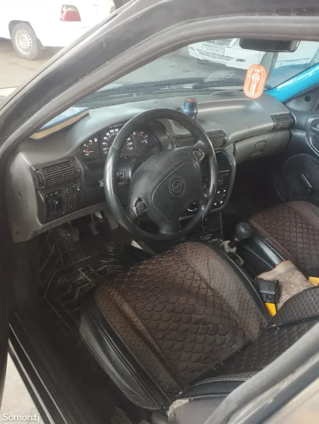 Opel Astra F 1994 · 1.6 MT