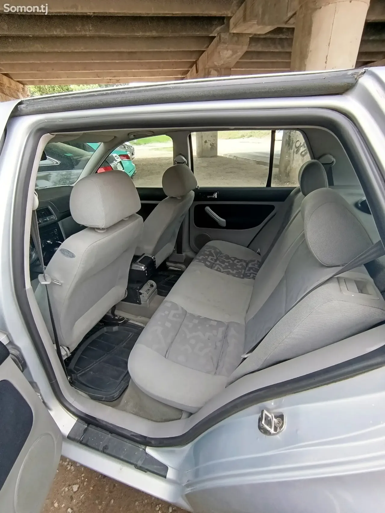 Volkswagen Golf 1999 · 1.6 MT