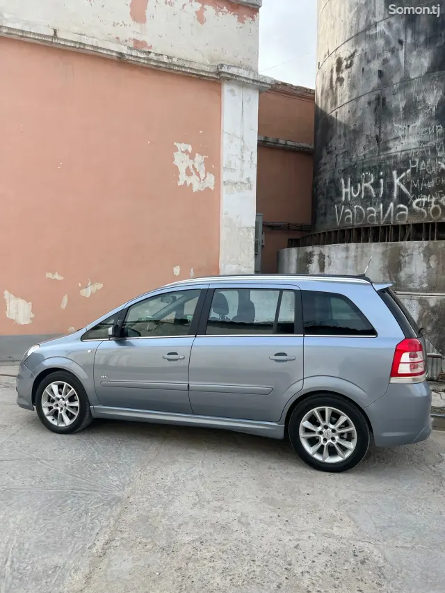 Opel Zafira 2010 · 1.9 MT
