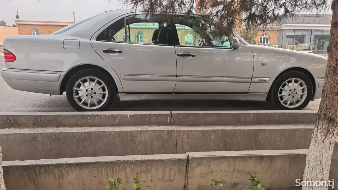 Mercedes-Benz E class 1996 · 2.3 AT