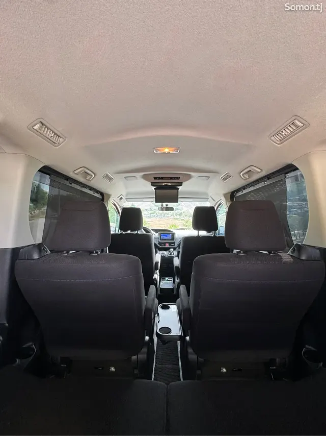 Toyota Voxy 2015 · 1.8 AT