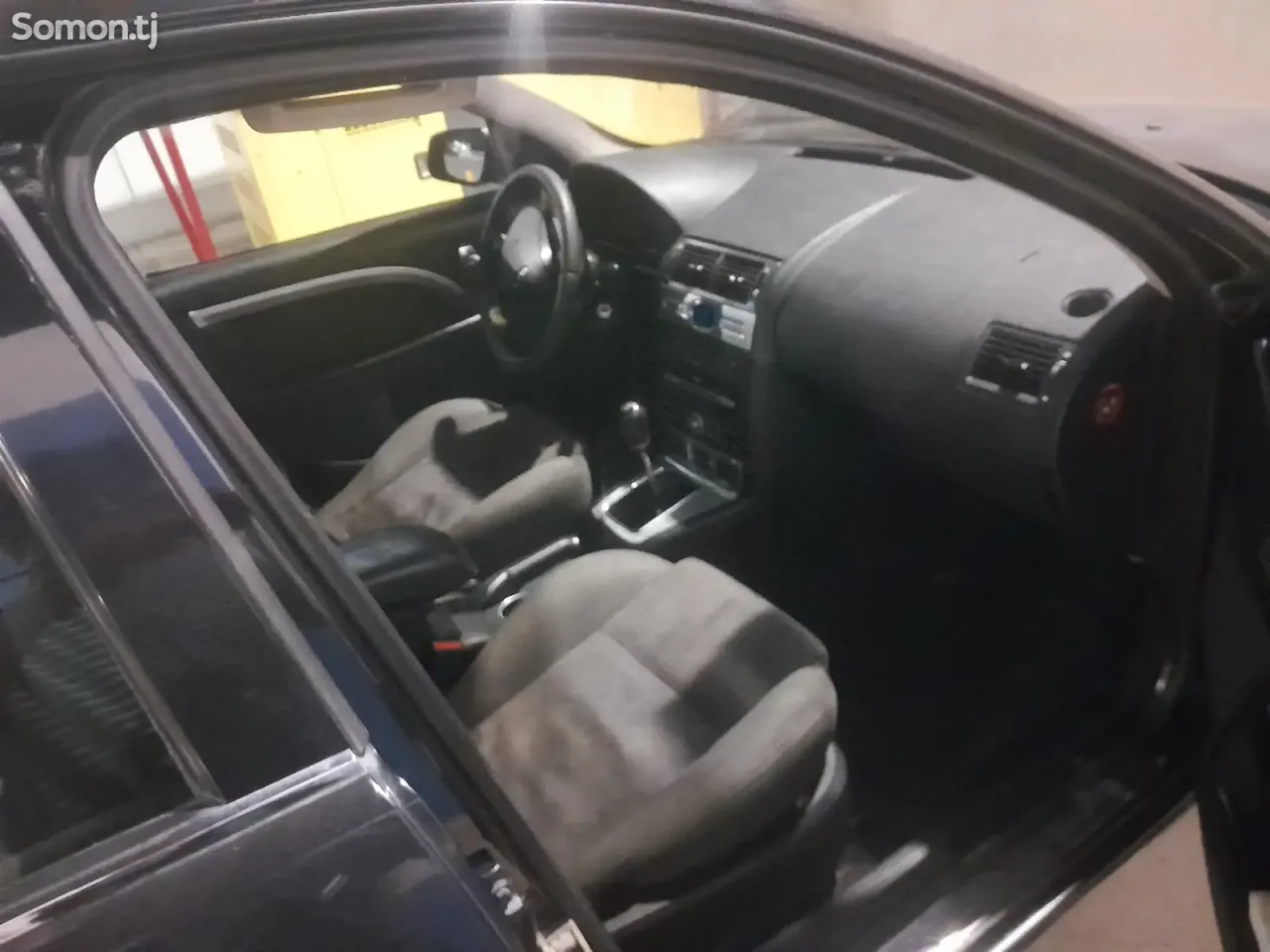Ford Mondeo 2005 · 1.6 MT