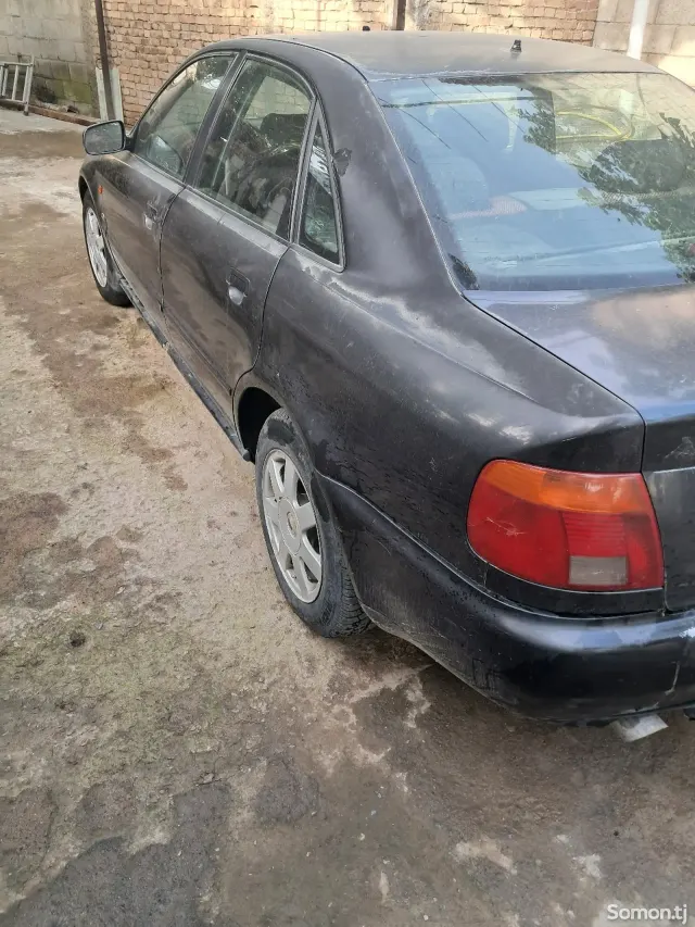 Audi A4 1995 · 1.8 MT