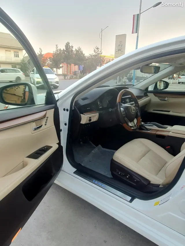 Lexus ES series 2016 · 2.5 AT